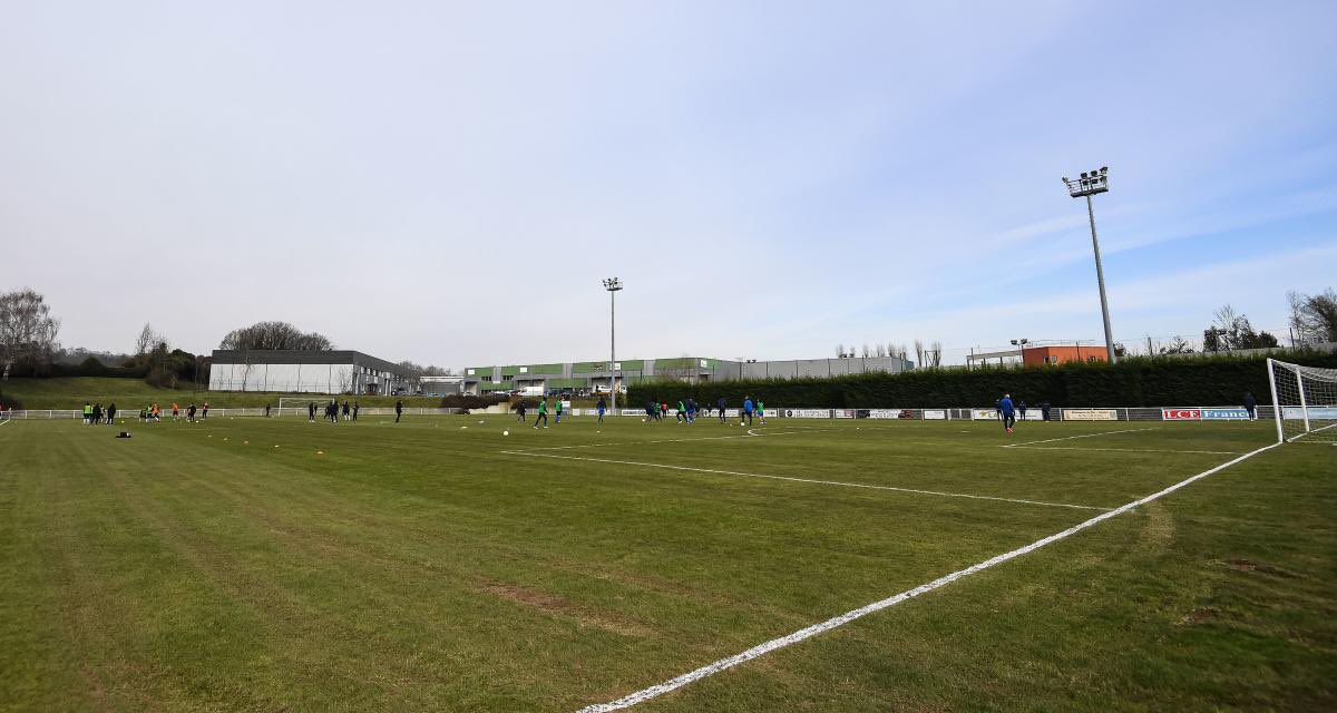 Frontieresmedia's tweet photo. 👉 « Bande de sales petits blancs » : en déplacement à Montpellier, les joueurs du club de foot de l’USSF, près de Toulouse, ont été victimes d’injures racistes tout le long du match. Leur minibus a également été caillassé. (La Dépêche) https://t.co/mpesCXn2yT