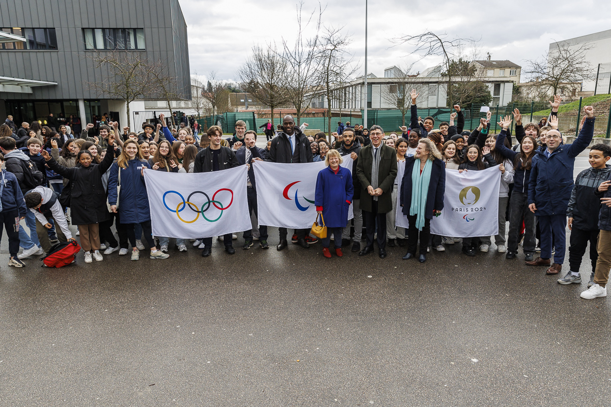 🇫🇷𝐋𝐚 𝐭𝐨𝐮𝐫𝐧𝐞́𝐞 𝐝𝐞𝐬 𝐝𝐫𝐚𝐩𝐞𝐚𝐮𝐱 𝐎𝐥𝐲𝐦𝐩𝐢𝐪𝐮𝐞𝐬 𝐞𝐭 𝐏𝐚𝐫𝐚𝐥𝐲𝐦𝐩𝐢𝐪𝐮𝐞𝐬 : 𝐁𝐋𝐑 𝐓𝐞𝐫𝐫𝐞 𝐝𝐞 𝐉𝐞𝐮𝐱 Labellisée Terre de Jeux pour le compte des JOP 2024, la Ville a accueilli la tournée des drapeaux Olympiques, Paralympiques et de Paris 2024 !