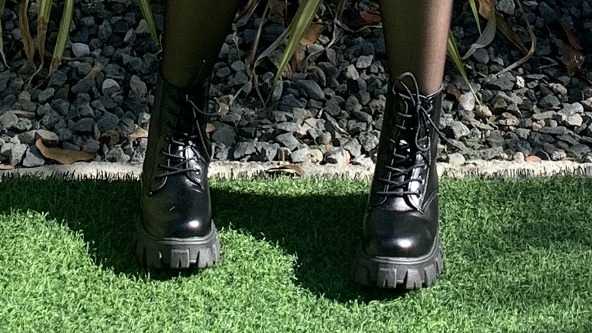 LEOVENHA's tweet photo. sapatos ko                                sapatos ko 
before pumunta                      after ilang
sa ncc                                         oras sa ncc https://t.co/70015PqUCp