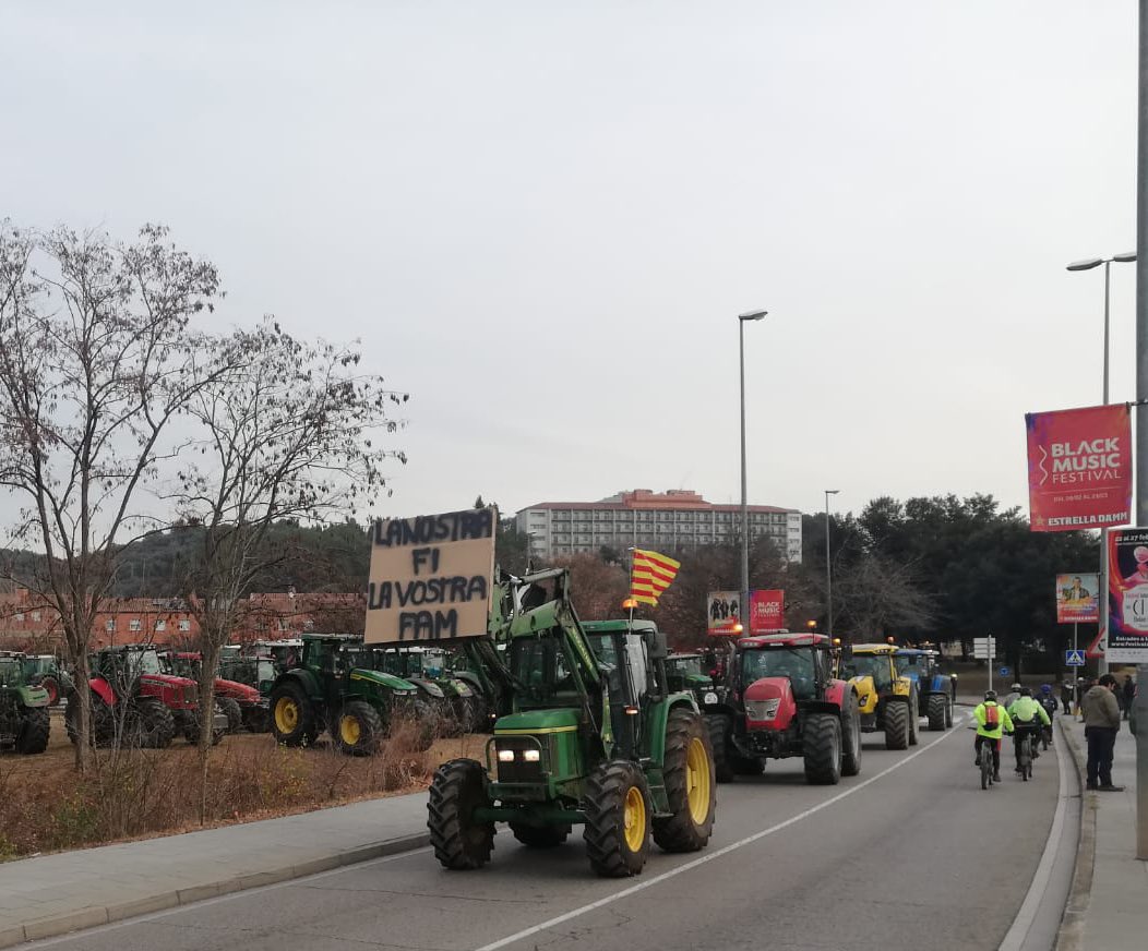 Els pagesos ja surten en comitiva cap a la seu del <a href="/govern/">Govern de Catalunya</a> de la Generalitat a Girona. “La fi de la pagesia, la vostra fam”. Un cotxe funebre encapçala la protesta.