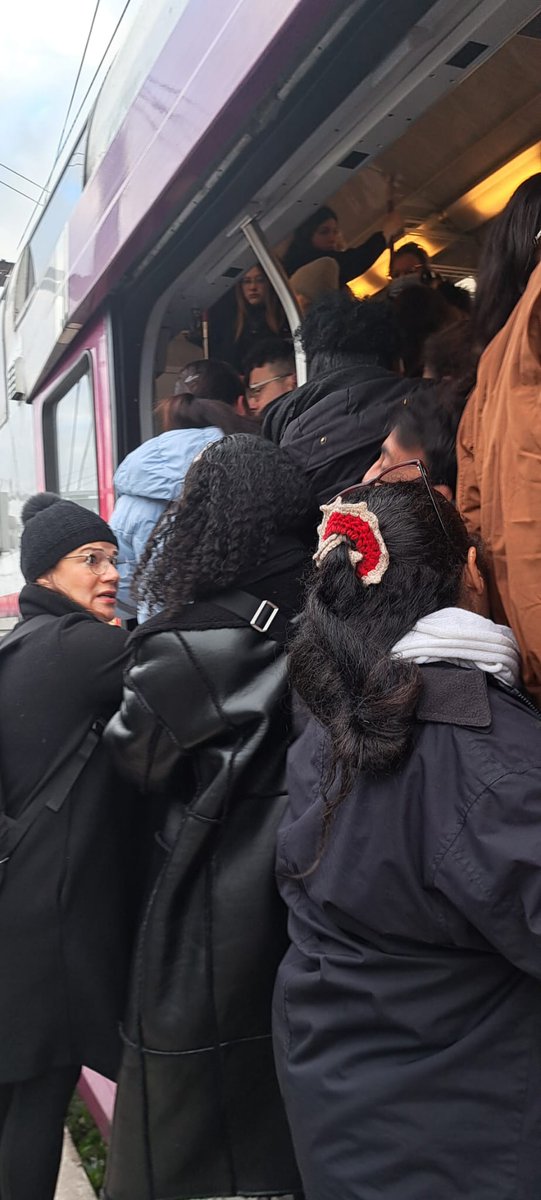savf1972's tweet photo. @RERC_SNCF pourquoi des trains courts le Lara de 9h29 départ Juvisy.. impossible de monter le train arrive déjà bondé !!
Comment aller travailler dans ces conditions ? @IDFmobilites @UsagerRERC #fatigue https://t.co/YAixArg6LW