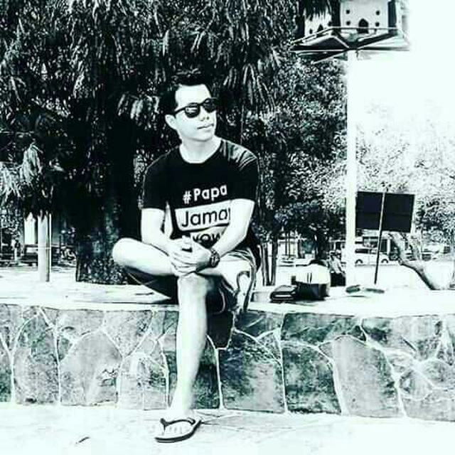 Satu hal konyol yang nggak bisa dipungkiri tentang BHINNEKA TUNGGAL IKA. Orang INDONESIA berantemnya 5 tahun sekali, saat PEMILU memilih capres-cawapres, pilgub, pilbup dan pilkades. Bener Nggak...???