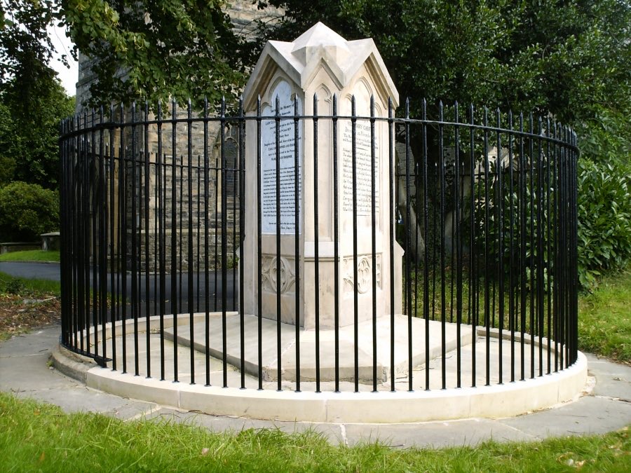 The tomb of the Ladies of Llangollen and their housekeeper, Mary Carryl. Lady Eleanor Butler (1739–1829) and Sarah Ponsonby (1755–1831) were upper class women who lived together as a lesbian couple and wore men’s clothing. 📍 St Collen’s, Llangollen 🏴󠁧󠁢󠁷󠁬󠁳󠁿