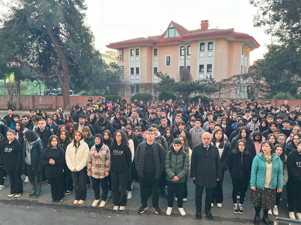 BesiktasMEM's tweet photo. 6 Şubat depreminde hayatını kaybeden vatandaşlarımız için okullarımızda düzenlenen saygı duruşu törenleri, İlçe Milli Eğitim Müdürümüz Sedat IŞIK ve Şube Müdürlerimizin katılımıyla gerçekleştirildi.

@tcmeb @Yusuf__Tekin 
@istanbulilmem @MucahitYentur @sedat_iskk https://t.co/Ka7CiyfPYE