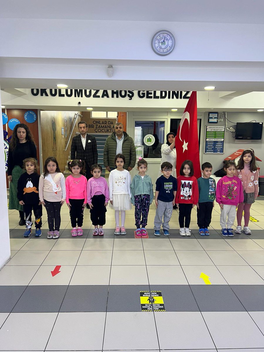 BesiktasMEM's tweet photo. 6 Şubat depreminde hayatını kaybeden vatandaşlarımız için okullarımızda düzenlenen saygı duruşu törenleri, İlçe Milli Eğitim Müdürümüz Sedat IŞIK ve Şube Müdürlerimizin katılımıyla gerçekleştirildi.

@tcmeb @Yusuf__Tekin 
@istanbulilmem @MucahitYentur @sedat_iskk https://t.co/Ka7CiyfPYE