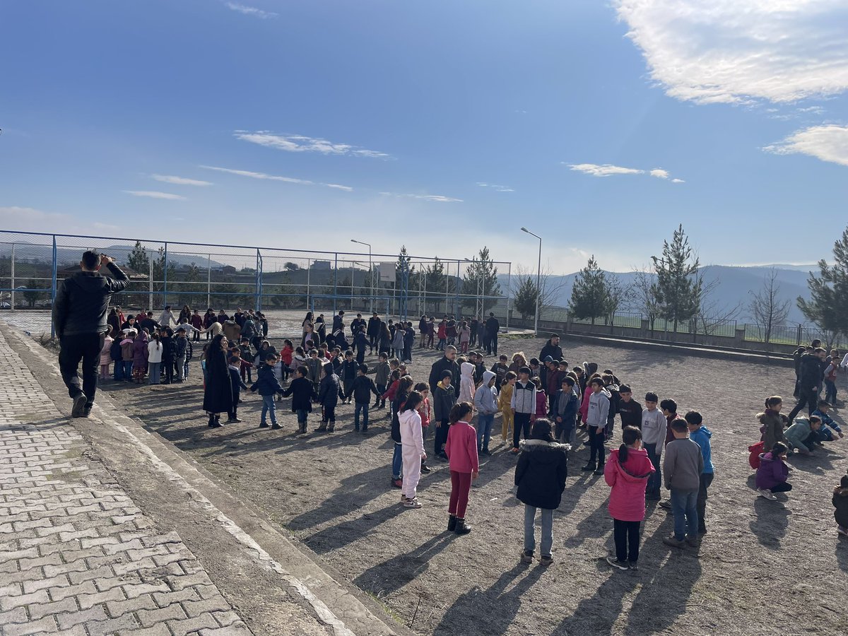 bayrakio's tweet photo. 6 Şubat Depremi Yıl dönümünde Öğrencilerimize deprem farkındalığı oluşturmak için deprem tatbikatı gerçekleştirildi. Öcesinde öğrencilerimize AFAD bilgilendirici videoları izletildi.
#DepremiUnutma 
#deprem 
@tcmeb 
@Diyarbakirmem 
@Murat4Kucukali 
@CermikMEM 
@muratbozdogan21 https://t.co/URRU5tFucP