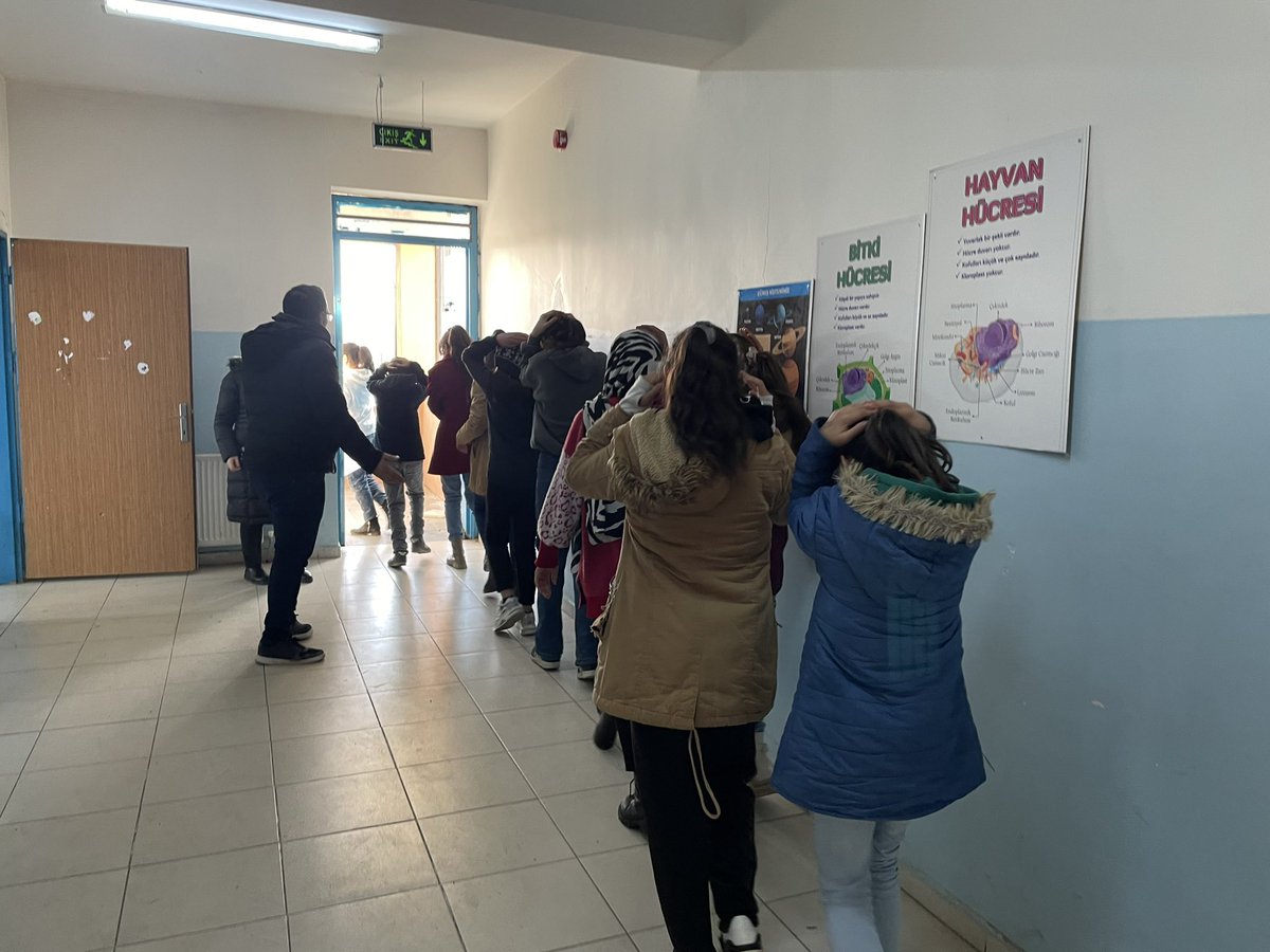 bayrakio's tweet photo. 6 Şubat Depremi Yıl dönümünde Öğrencilerimize deprem farkındalığı oluşturmak için deprem tatbikatı gerçekleştirildi. Öcesinde öğrencilerimize AFAD bilgilendirici videoları izletildi.
#DepremiUnutma 
#deprem 
@tcmeb 
@Diyarbakirmem 
@Murat4Kucukali 
@CermikMEM 
@muratbozdogan21 https://t.co/URRU5tFucP