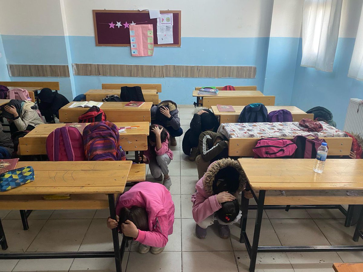 bayrakio's tweet photo. 6 Şubat Depremi Yıl dönümünde Öğrencilerimize deprem farkındalığı oluşturmak için deprem tatbikatı gerçekleştirildi. Öcesinde öğrencilerimize AFAD bilgilendirici videoları izletildi.
#DepremiUnutma 
#deprem 
@tcmeb 
@Diyarbakirmem 
@Murat4Kucukali 
@CermikMEM 
@muratbozdogan21 https://t.co/URRU5tFucP