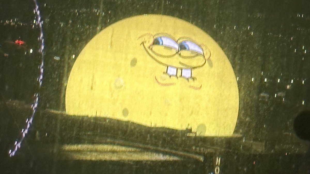 aretteepls's tweet image. How am I supposed to sleep when this is outside my window