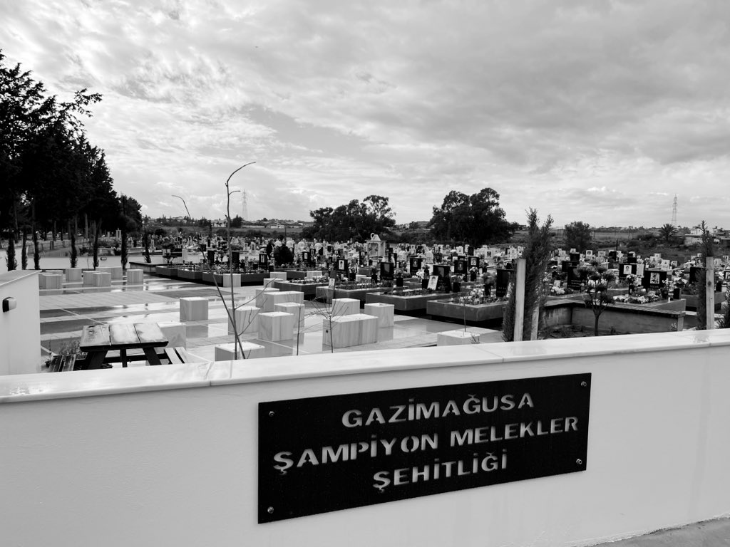 Depremin birinci yılında kayıplar ve kayıp çocuklar başta olmak üzere ölü ilan edilecekken, insanlar hala çadırda ve konteynerde yaşam mücadelesi verirken, ülkenin diğer yerlerinde insanlar birbirini yok yere öldürürken, yaşam mücadelesi vermeyen kimse kalmamışken uzaya gezmeye