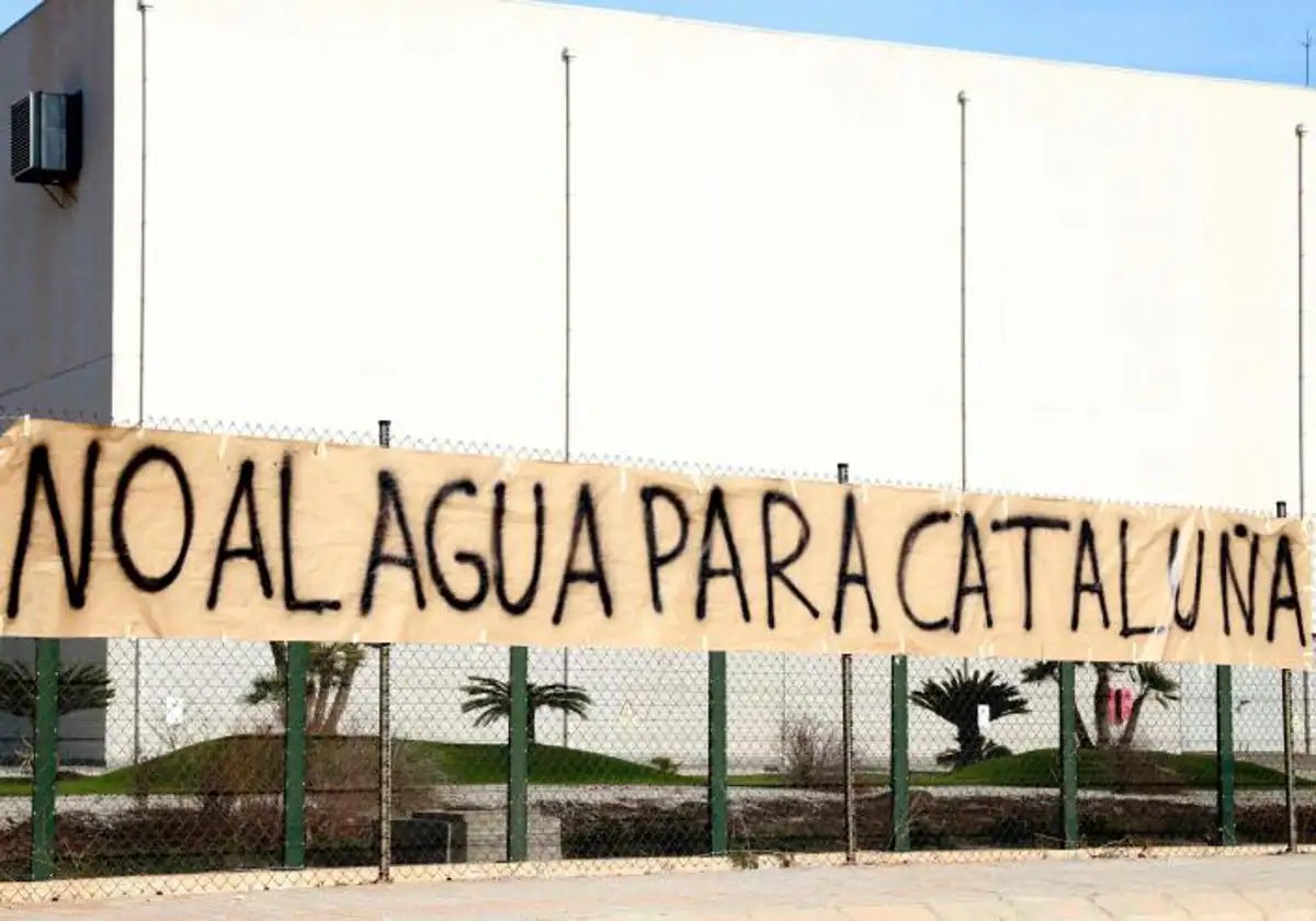 #BuenosDias #TeamVox

En Sagunto ha aparecido una pintada en contra de la cesión de de agua a Cataluña. 

Y es que hace unos 20 años el PSOE catalán y el independentismo nos negó el agua cuando allí estaban ahogándose en ella y aquí había sequía. 

¿Le daríais agua a Cataluña?