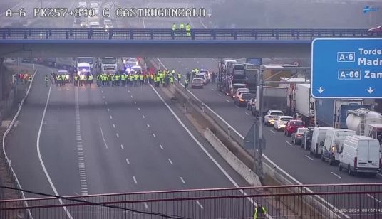 herqles_es's tweet photo. 🇪🇸 | Bloqueos de carreteras también en Zamora, una de las provincias españolas más afectadas por la Agenda 2030 y los ataques gubernamentales contra los ganaderos y agricultores. https://t.co/63NHEr2UvA
