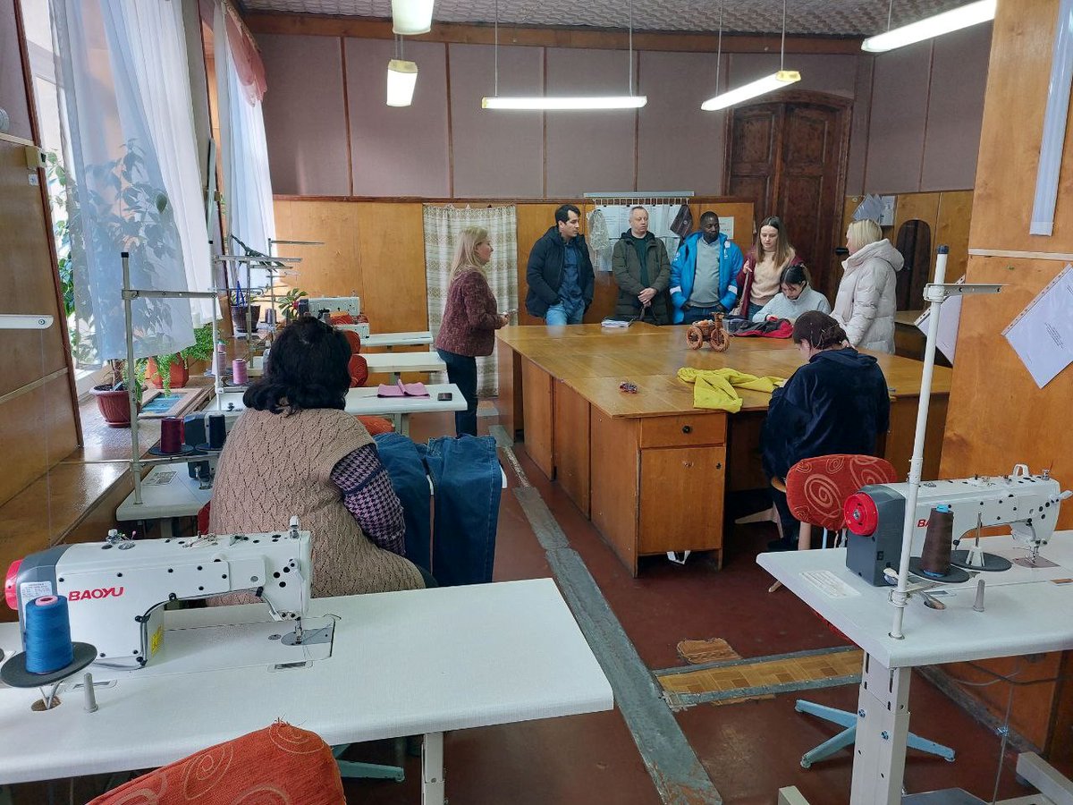 UNHCRUkraine's tweet image. Providing training &amp;amp; free services for internally displaced people is crucial for their integration.

UNHCR's partner 10th of April runs a centre in #Kropyvnytskyi 🇺🇦, where IDPs &amp;amp; local citizens come together to learn &amp;amp; help each other, as well as find job opportunities.