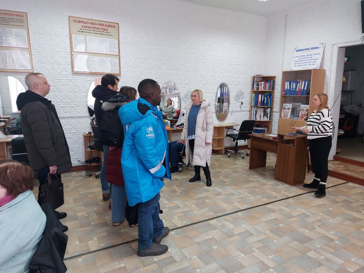UNHCRUkraine's tweet image. Providing training &amp;amp; free services for internally displaced people is crucial for their integration.

UNHCR's partner 10th of April runs a centre in #Kropyvnytskyi 🇺🇦, where IDPs &amp;amp; local citizens come together to learn &amp;amp; help each other, as well as find job opportunities.