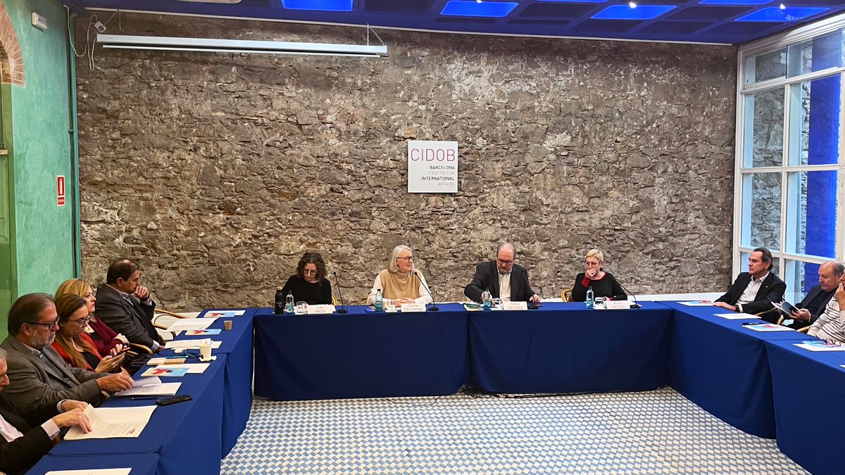 “Els sistemes híbrids guanyen terreny. Està per veure si el cicle electoral del 2024 acaba aprofundint la degradació o bé és un moment de resistència democràtica” avui presentem els temes que marcaran l’agenda global el 2024 als socis del CIDOB #Món2024
🌍 bit.ly/Món2024