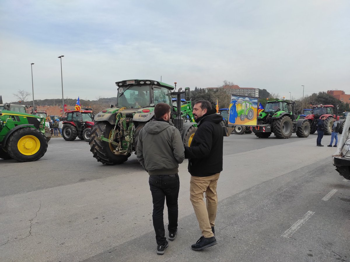 A Girona, important mobilització de la pagesia per reivindicar un camp just, digne i amb futur. És urgent millorar el sector primari abans que s'acabi d'ensorrar-se al nostre país.

La classe treballadora lluita organitzant-se. Tot el suport!