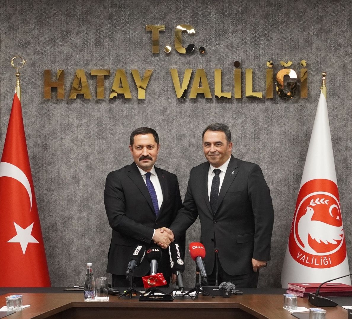 6 Şubat’ta yaşanan ve tüm ülkemizi derinden sarsan deprem felaketlerinin üzerinden tam bir yıl geçti. Depremlerin yaşandığı ilk günden itibaren hayati önemdeki ihtiyaçlara öncelik vererek başlattığımız yardım çalışmalarımızı sürdürüyor, ihtiyaçların giderilmesine yönelik