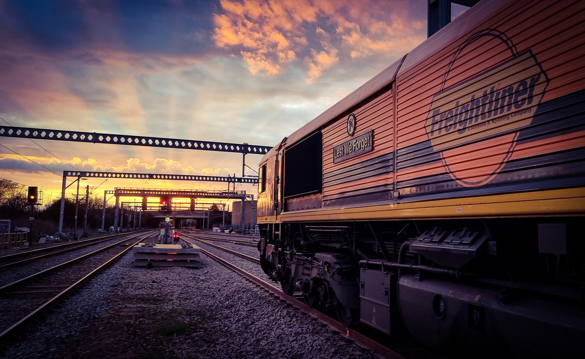 RailFreight's tweet image. Not only is rail a more sustainable option, but you can also avoid roadworks and traffic congestion by using the rail network - getting your goods to their final destination in less time. 

Speak to the #Freightliner team today ➡ freightliner.co.uk/get-in-touch/