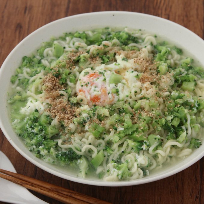 igarashi_yukari's tweet photo. 美味しすぎてもう何度も作ってる。刻んだブロッコリーをこれでもか！な勢いで塩ラーメンに入れると異様に美味しい。見た目すごい位たっぷり入れるのがいいです。

6〜8房を袋麺1袋、おろしにんにく小1/2と一緒に煮て卵落とし器に盛りごま油、胡椒。サッポロ一番がおすすめだけどお好みのラーメンでぜひ https://t.co/ZrbIRHFbGh