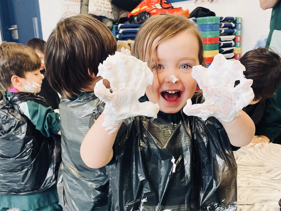 ColegioQuercus's tweet photo. Los peques de 2 años se lo pasan en grande con esta actividad sensorial donde la espuma de afeitar ha sido el principal elemento motivador.

#ColegioQuercus #EducaciónInfantil #Sensorial #Espuma #Afeitar #BoadillaDelMonte https://t.co/6HAZWdCRJ4
