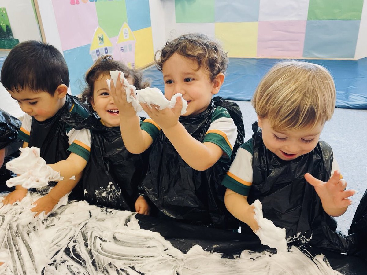 ColegioQuercus's tweet photo. Los peques de 2 años se lo pasan en grande con esta actividad sensorial donde la espuma de afeitar ha sido el principal elemento motivador.

#ColegioQuercus #EducaciónInfantil #Sensorial #Espuma #Afeitar #BoadillaDelMonte https://t.co/6HAZWdCRJ4