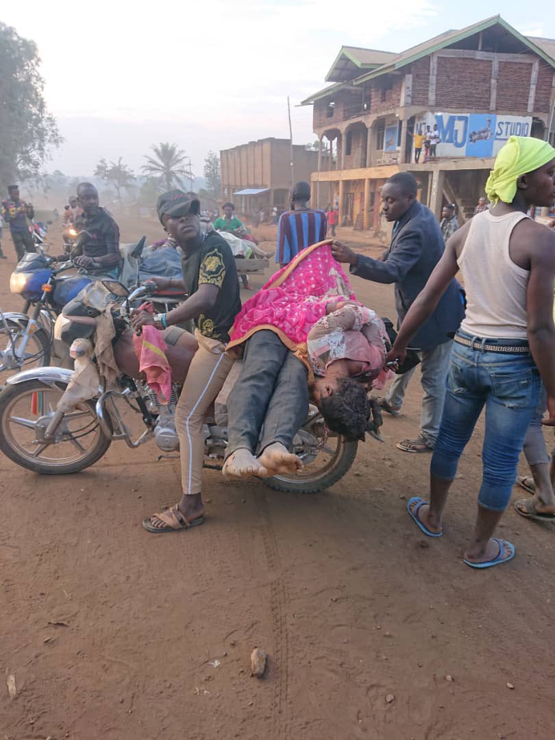 kae_nineteensix's tweet photo. #TW sensibilité / sang / Corp / Meurtre .

Bonjour, À l’heure où je m’adresse à vous la situation se dégrade à Beni ( kidnapping, viol, meurtre par l’armée Rwandais ) hier 11 mort et des civil kidnappé ! PITIÉ QUE SA CESSE ON EST FATIGUÉ !!!! https://t.co/hr3lgmXR1o