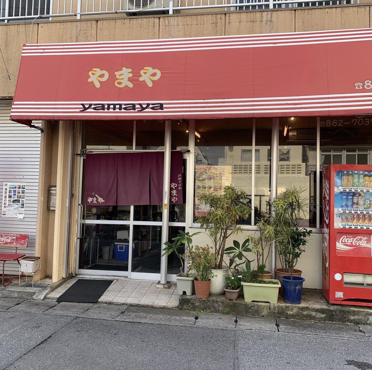 okinawa100's tweet photo. 久茂地にある手作りキムチと沖縄そばの専門店「やまや」三枚肉ソーキそばを注文!!
ほんとにキムチとそばって合うの...??と思ってたけど、豚と鰹の出汁を使ったスープと予想以上に相性抜群で驚き🤣持ち帰りでもずくキムチも購入。 https://t.co/nhv3hWbzF3
