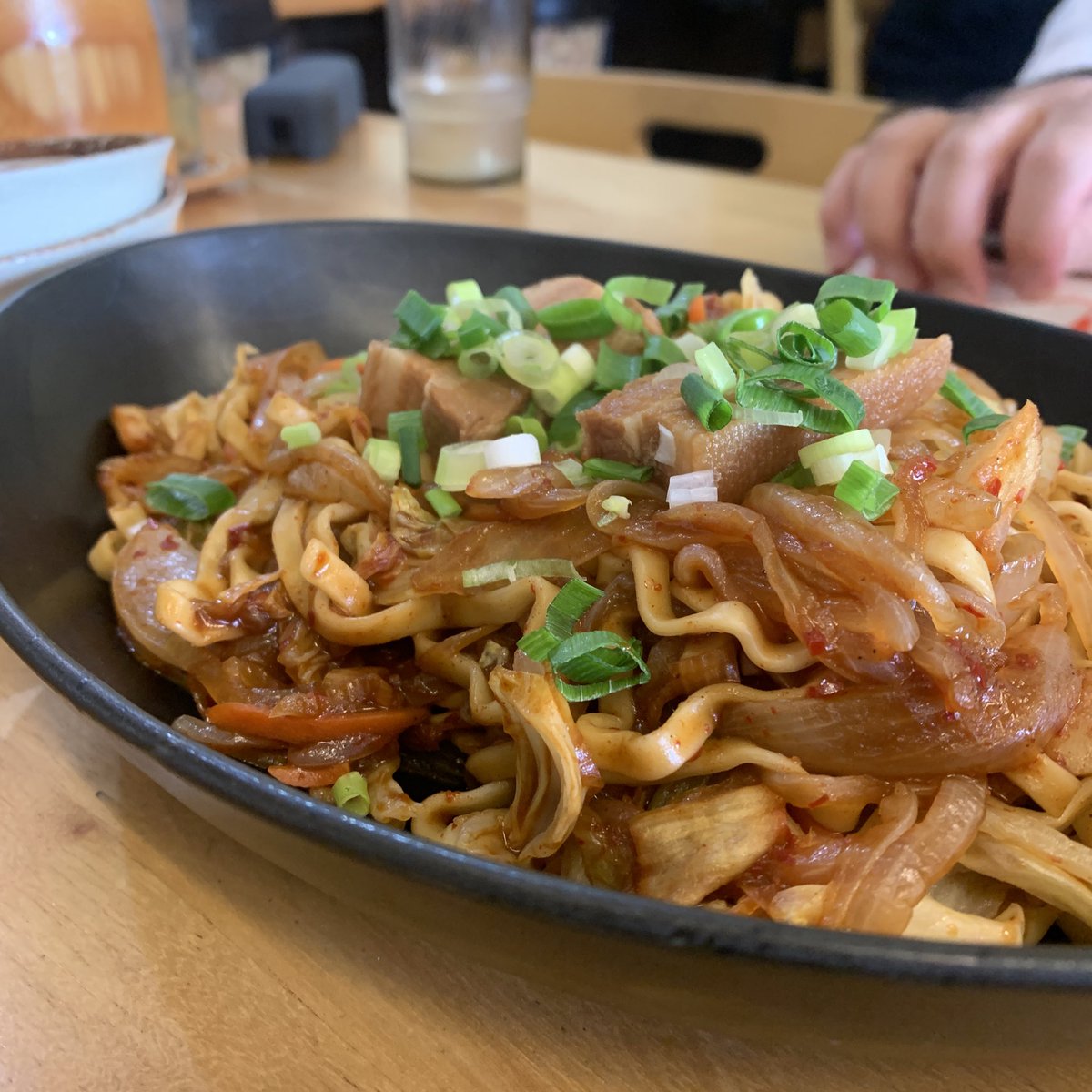 okinawa100's tweet photo. 久茂地にある手作りキムチと沖縄そばの専門店「やまや」三枚肉ソーキそばを注文!!
ほんとにキムチとそばって合うの...??と思ってたけど、豚と鰹の出汁を使ったスープと予想以上に相性抜群で驚き🤣持ち帰りでもずくキムチも購入。 https://t.co/nhv3hWbzF3