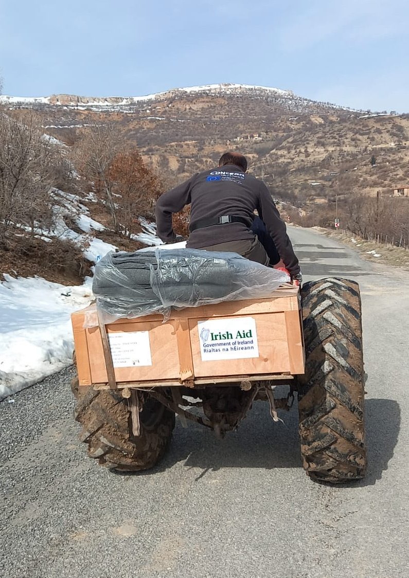 Türkiye’de bir sene önce meydana gelen yıkıcı depremlerde hayatını kaybedenlerin ailelerine ve yakınlarına en içten taziyelerimizi sunuyor, İrlanda hükümeti ve halkı olarak Türkiye'ye olan desteğimizi yeniliyoruz.