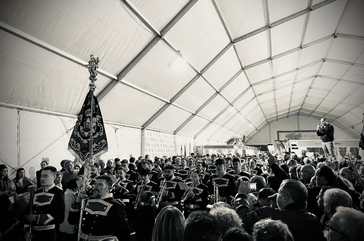 AmEstrellaJaen's tweet photo. La música que nos une…
La música que nos ampara…
La música que nos evade…
La música que nos guía…
La música del Dios…
La música de 𝐋𝐀 𝐄𝐒𝐓𝐑𝐄𝐋𝐋𝐀.

#Jaén #SuenaLaEstrella
📷 @feriacofrade https://t.co/zNCcQZOq3u