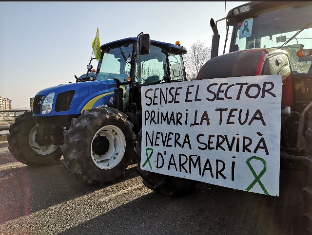 Fina_Masip's tweet image. Al vostre costat, pagesos i ramaders!
Que petit tot!
Sense vosaltres, no hi ha futur!    

#Lleida #Pagesos #Ramaders #ElsMatins3Cat