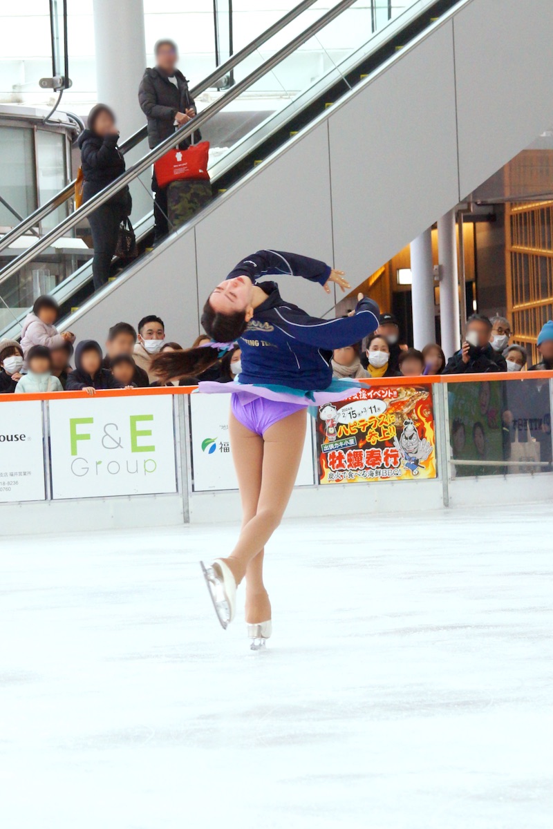 suwe_zo's tweet image. 2月3日に #ハピリンク で行われた #関西大学アイススケート部 のスペシャルアイススケートショーの画像です
レディファーストで #木下咲良 選手から
木下選手は午前と午後で衣装を変えてきてるのがポイント高い
手足長い、細い…