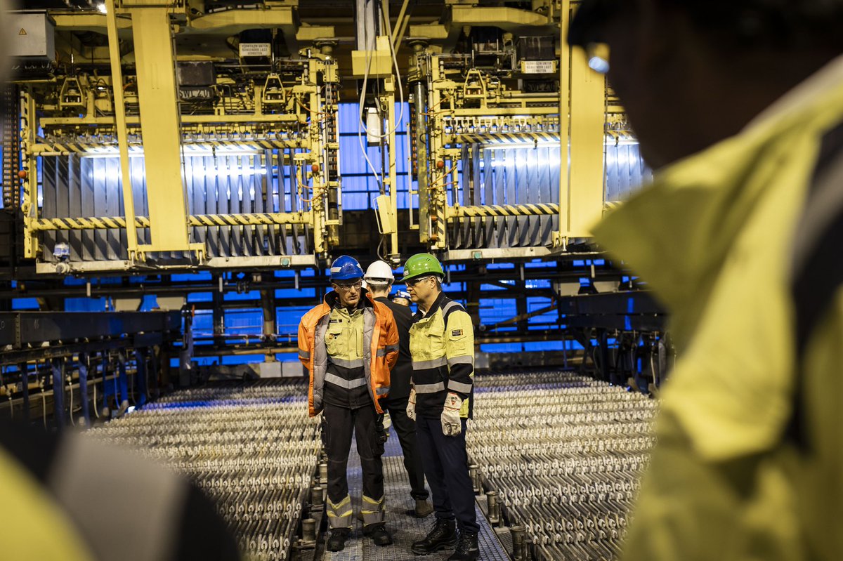 BMWE_'s tweet image. (4/4) 
Sie wird durch das Strompreispaket bald wieder ihren Betrieb aufnehmen können und langfristig mit Zink aus Erneuerbaren Energien den Weg zur #Klimaneutralität unterstützen.
Beides zeigt: Energieintensive Industrien haben eine Zukunft in 🇩🇪&amp;amp; wir arbeiten gemeinsam daran.