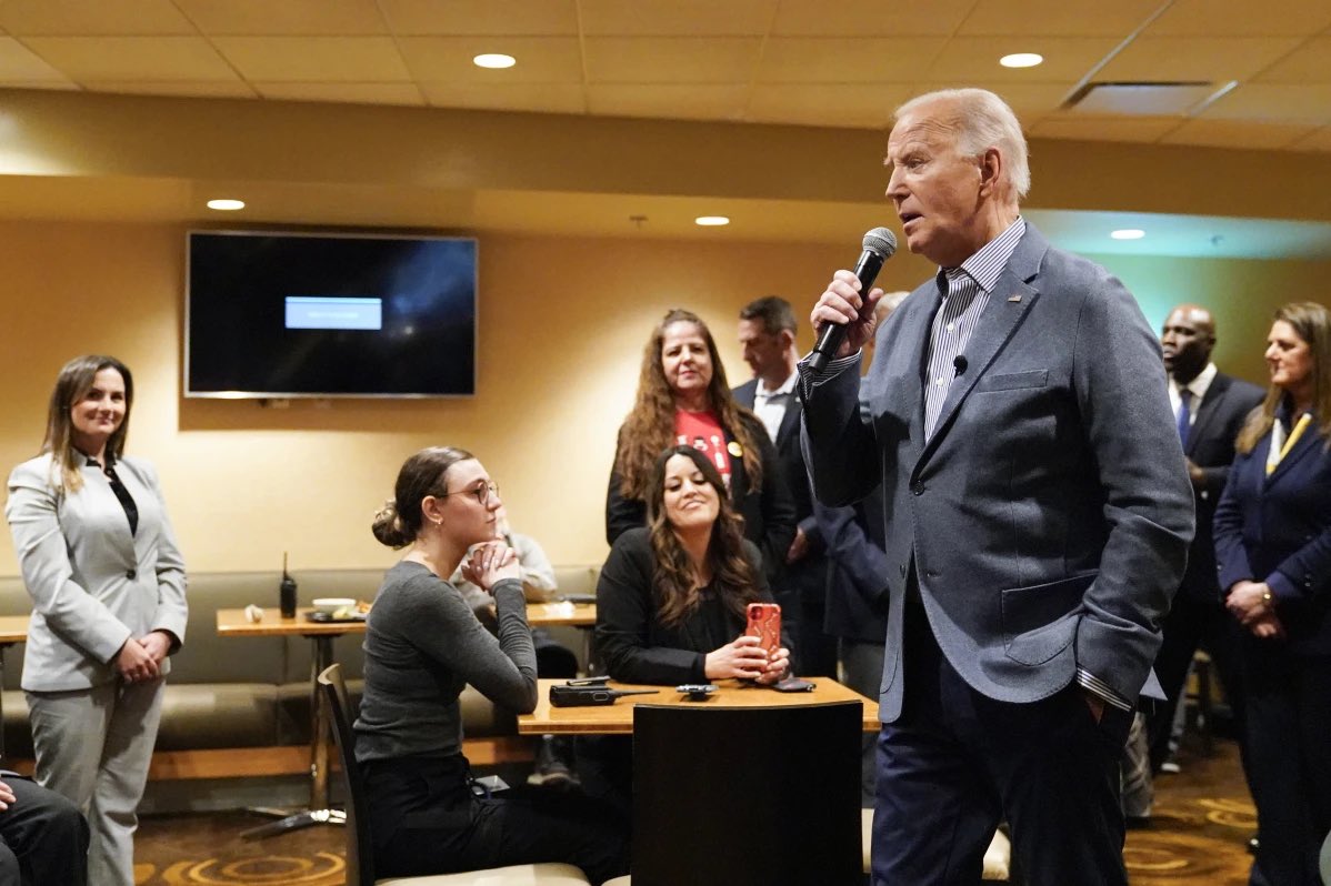 #DementiaJoeBiden was in #LasVegas SUNDAY to raise money from Million-billionaires and TODAY 2/5, had a mtg with 'members' of the Culinary Union in the morning around 10:30 am. He left for a strip hotel to AF1 and highway patrol and Police closed ALL FREEWAYS WITHIN 3 MILE…