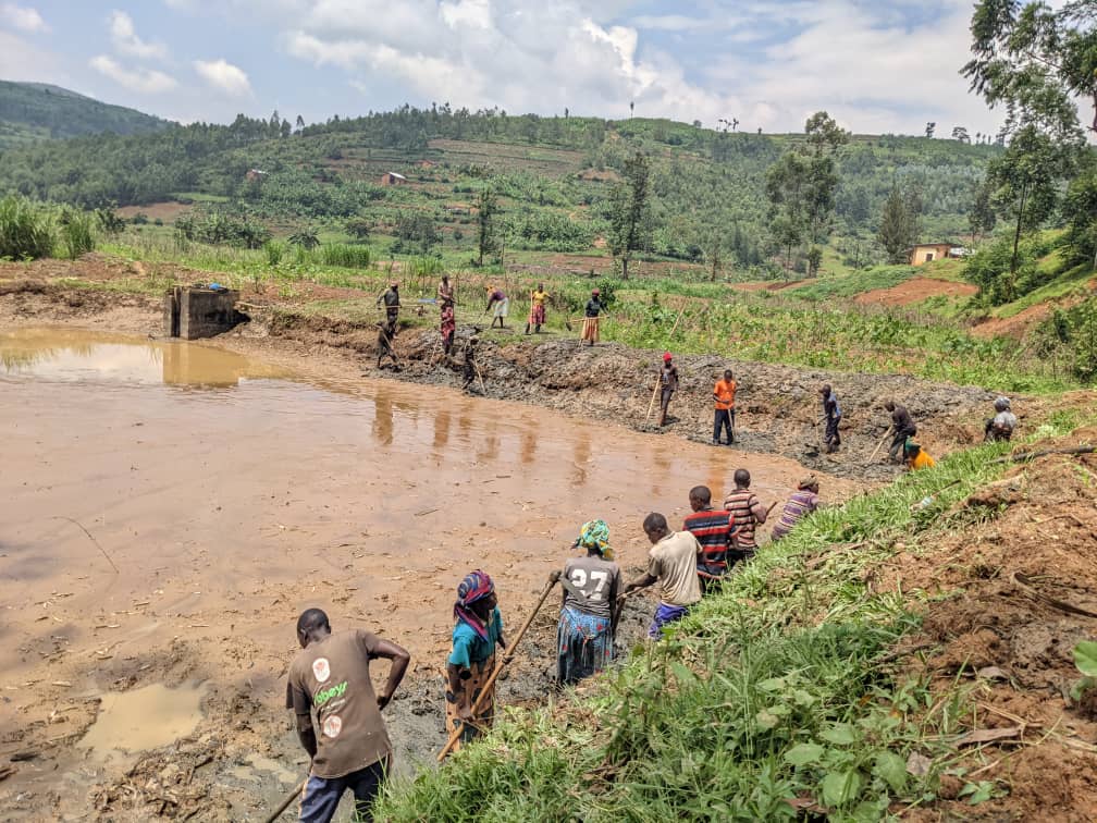 Nyamagabe's tweet photo. Ku bufatante na @CorpsAfricaRda na @WorldConnectUS,
mu Murenge wa @musangesector hari gukorwa umushinga w'ubworozi bw'amafi n'ingurube witezweho kuzamura ubukungu n'imibereho myiza y'Abaturage no kurwanya imirire mibi n'igwingira ry'Abana binyuze mu musaruro uzaboneka. 1/3 https://t.co/fpEI5PkTXm