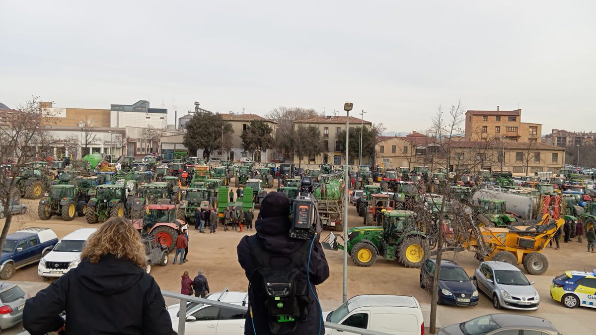 ✊#LaPagesiaDiuProu6F
Sabíem que seríem molts, però som moltíssims, i això és perquè n'estem farts!
Volem viure del nostre ofici, volem produir aliments sans i saludables, volem que ens paguin a un preu just! 

Tots fem pagesia! 

📸 StFruitós de Bages, Vila-rodona, Lleida i Vic