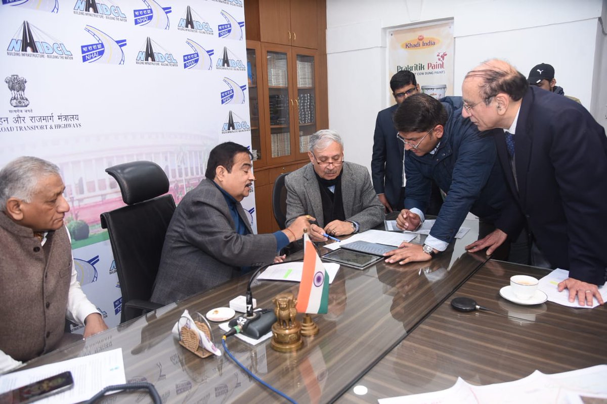 Rao_InderjitS's tweet photo. केंद्रीय मंत्री श्री @nitin_gadkari से भेंट कर गुरुग्राम के द्वारका एक्सप्रेस वे के लोकार्पण, हीरो होंडा चौक से उमंग भारद्वाज चौक तक एलिवेटेड टेंडर, गुरुग्राम-पटौदी-रेवाड़ी NH कार्य तेजी से पूरा करने, खेड़की दौला टोल शिफ्ट करने व रेवाड़ी-नारनौल बाईपास के निर्माण पर चर्चा की। https://t.co/B9rTb8xbkR