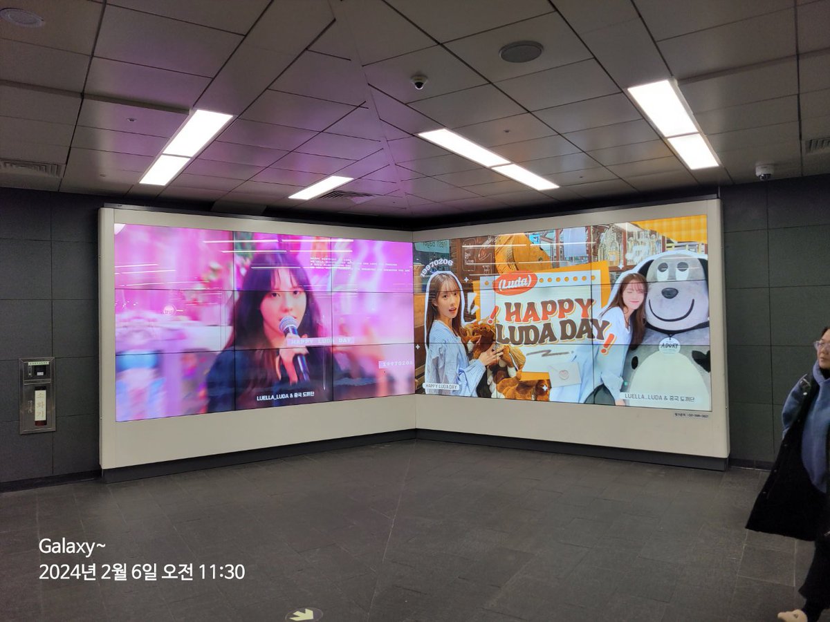Luella_LUDA's tweet photo. 홍대AM보드 며칠전에 기술문제에 한하여 전부 전시를 못했습니다, 지금 넷 개의 보드 모두 성공적으로 전시되었으며 , 보드 전시시간 2월10일까지 연장하겠습니다. 

#루다 #LUDA
#HAPPYLUDADAY https://t.co/JZvDhma1pu