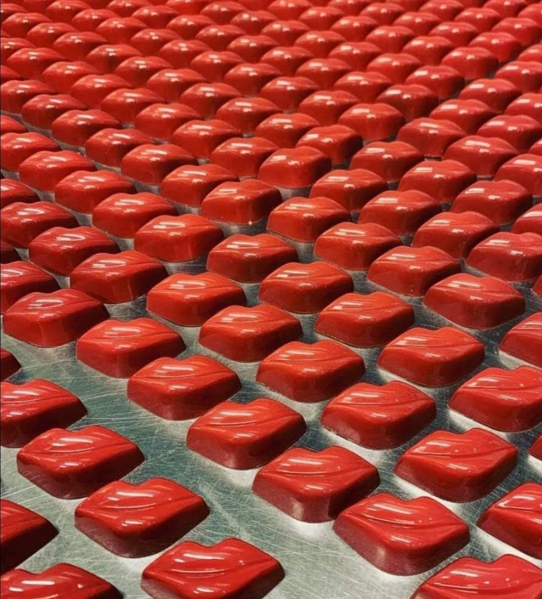 Er hangt weer liefde in de lucht ❤️
Onze #chocolade kusjes en harten #bonbons zijn een ware romantische en zoete verleiding voor elke #Valentijn. 
Kom naar onze winkels voor nog meer heerlijke valentijns #verrassingen.🎁
#Liefde gaat door de maag🫶