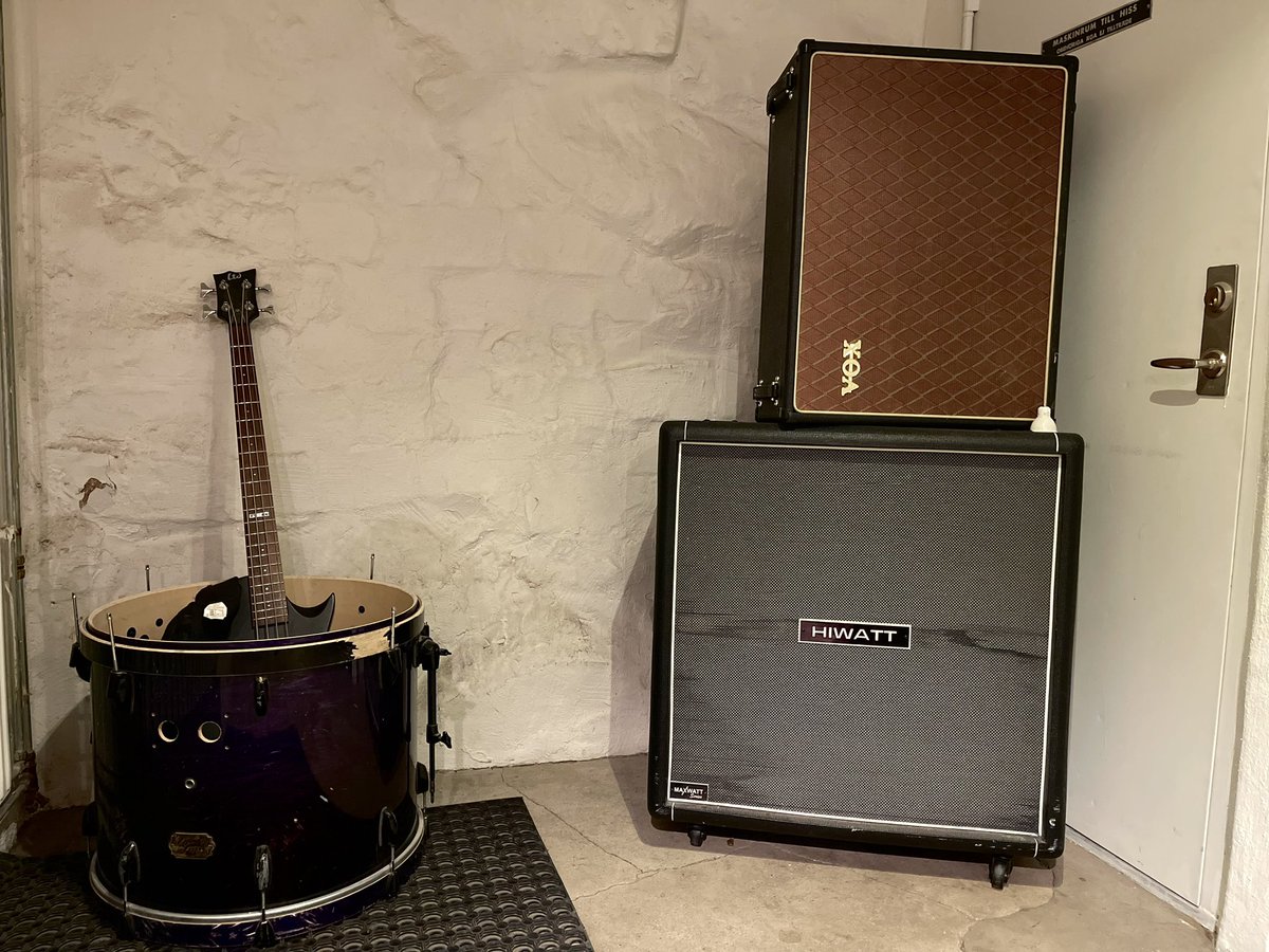 Stumbled upon this hidden gem in the new rehearsal studio, a corner filled with abandoned instruments. Impressed by how they’ve repurposed the kick drum to hold all the eclectic bric-a-brac found around!
#studiofinds #musicaldiscoveries #lostandfound #rehearsing