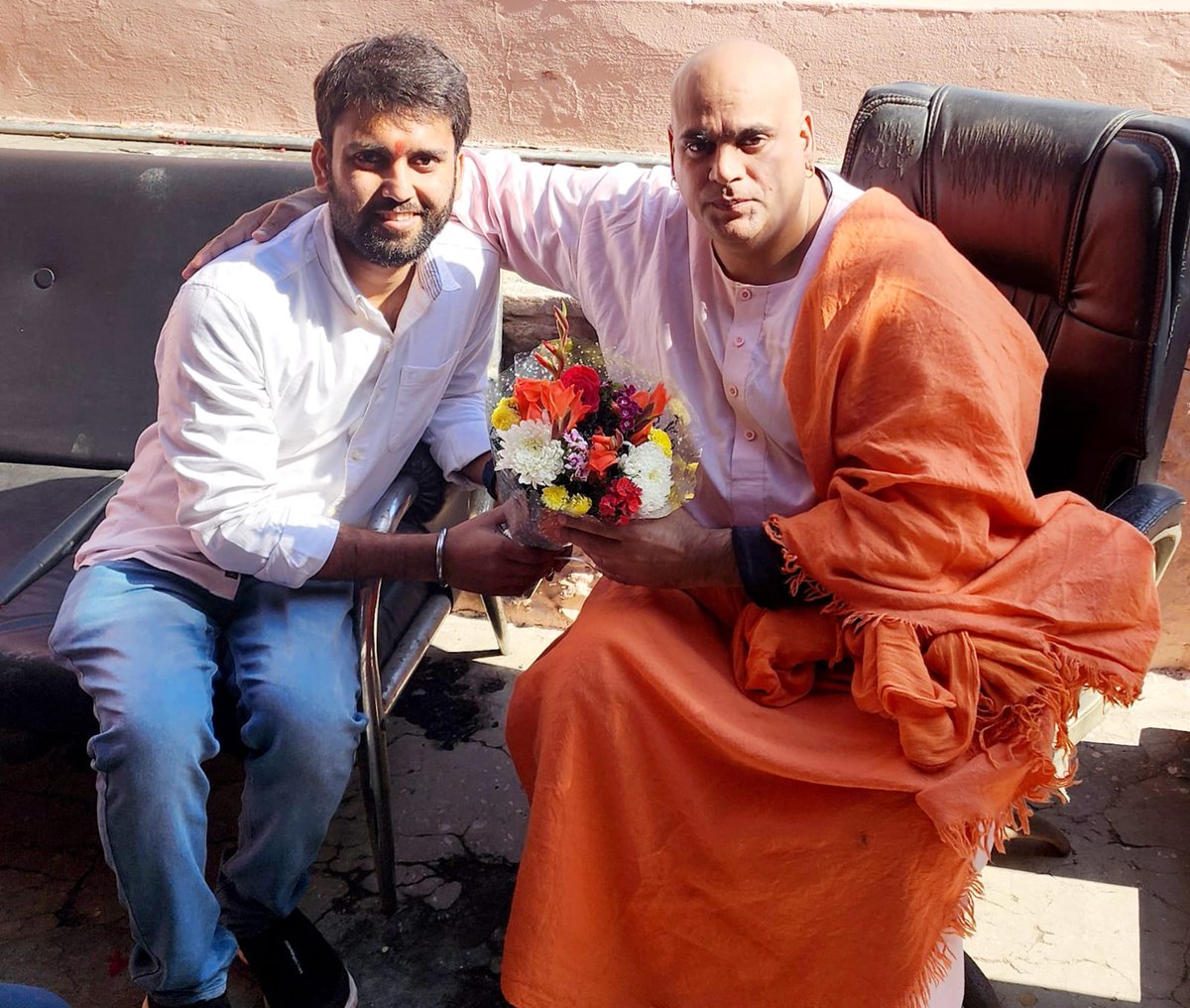 SwamyChakrapani's tweet photo. युवा शक्ति आगे बढ़े संतो की रक्षा हेतु https://t.co/OZj6XiEDH0