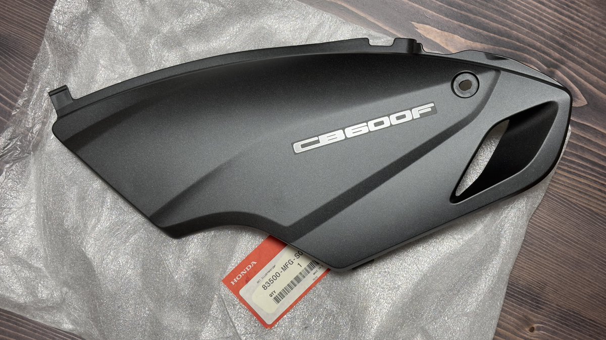 sh300i's tweet photo. 度重なる爪の折損…。
で、オランダに眠っていた純正品を購入。
在庫1個のみ。しかも半額!
スペイン向けなので、非ペットネーム仕様。
#CB600F
#Hondaitalia
#Hornet
#バイク好きと繋がりたい
#バイク乗りと繋がりたい https://t.co/bNPYAbDltl