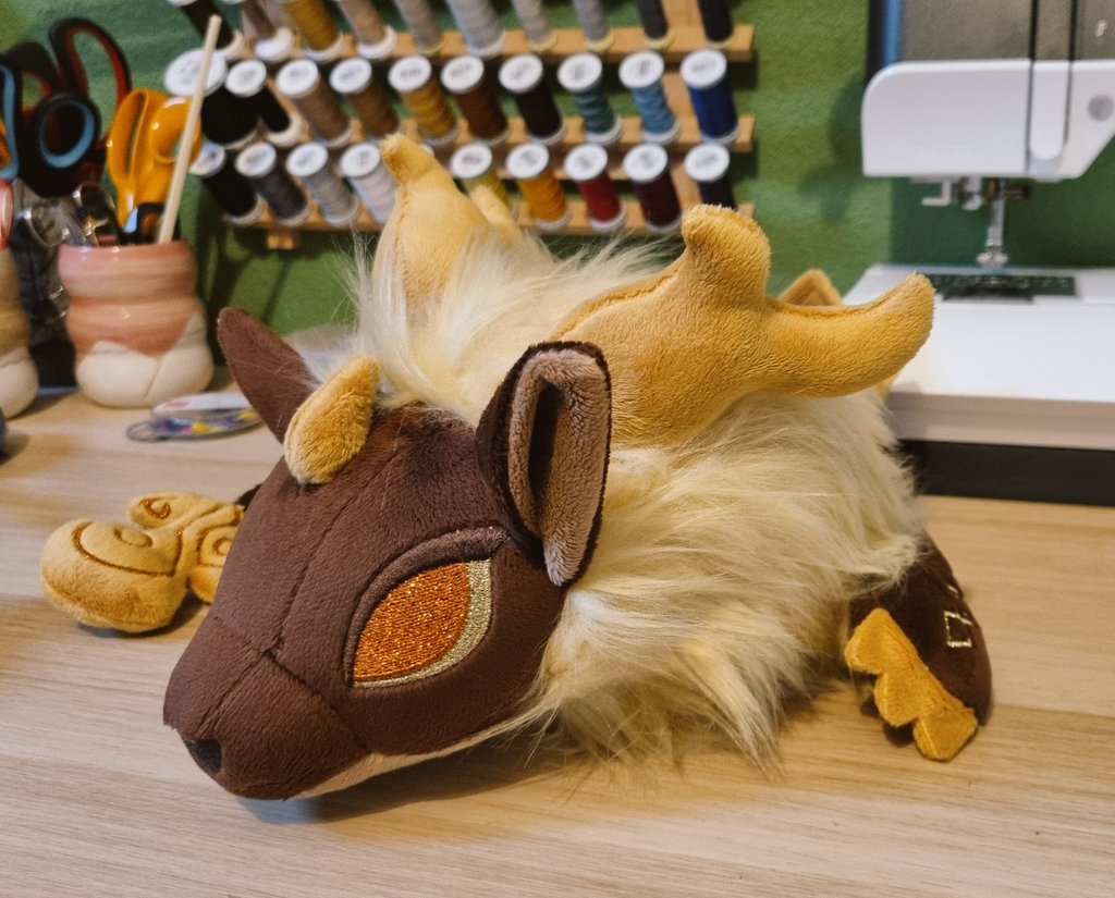Shenyan_Atelier's tweet photo. Impossible à prendre en photo le pote, mais il est fini !
✨️ Morax, archon Geo ✨️

Ce projet dormait dans ma to-do depuis des mois, il me stressait beaucoup alors je suis contente d'y être arrivée 💛
Très heureuse du résultat malgré les difficultés ☺️
✂️ Patron de CholyKnight https://t.co/xk9Uewcrcn