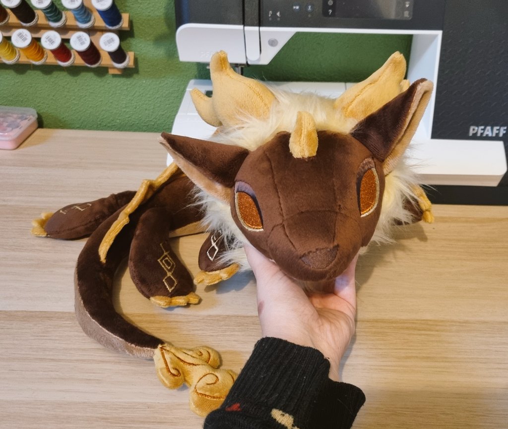 Shenyan_Atelier's tweet photo. Impossible à prendre en photo le pote, mais il est fini !
✨️ Morax, archon Geo ✨️

Ce projet dormait dans ma to-do depuis des mois, il me stressait beaucoup alors je suis contente d'y être arrivée 💛
Très heureuse du résultat malgré les difficultés ☺️
✂️ Patron de CholyKnight https://t.co/xk9Uewcrcn