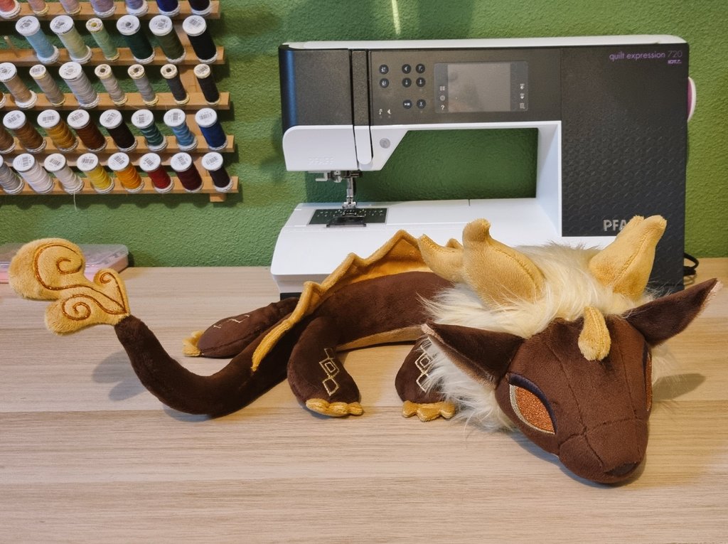 Shenyan_Atelier's tweet photo. Impossible à prendre en photo le pote, mais il est fini !
✨️ Morax, archon Geo ✨️

Ce projet dormait dans ma to-do depuis des mois, il me stressait beaucoup alors je suis contente d'y être arrivée 💛
Très heureuse du résultat malgré les difficultés ☺️
✂️ Patron de CholyKnight https://t.co/xk9Uewcrcn