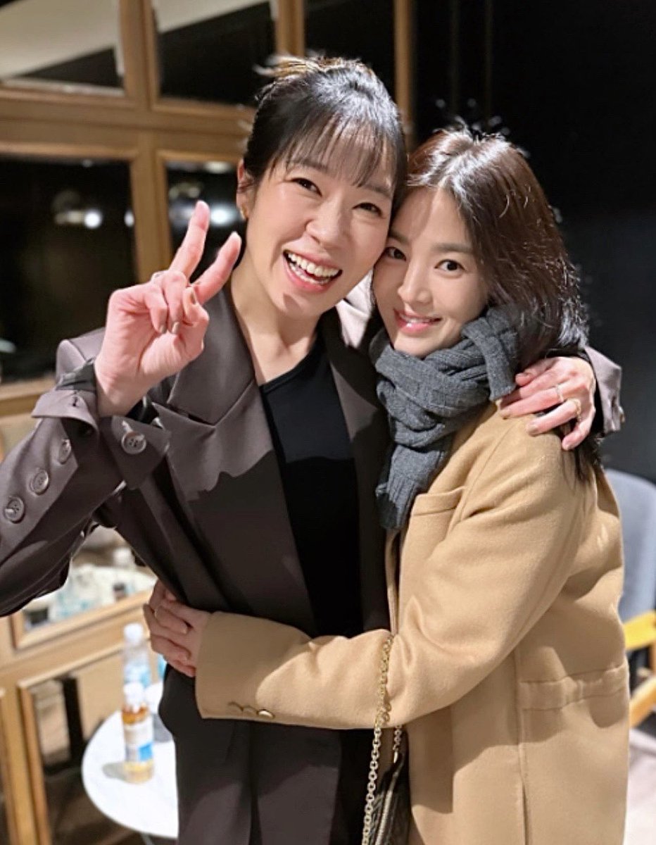 “#SongHyeKyo’s post had more impact than any other interviews done by
the cast members. It shows how powerful she is as a top star. I didn't ask her to come to the premiere, thinking she would be too busy. But she came to surprise me, and I'm so thankful for it” - #YeomHyeRan