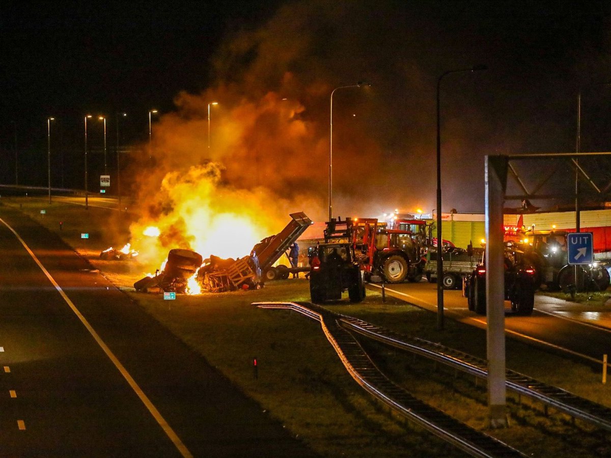 2 x onverantwoord gedrag. Van <a href="/vonderleyen/">Ursula von der Leyen</a> door terugtrekken pesticideplan en door boeren op snelweg. Vraag is niet óf de landbouw moet verduurzamen, maar hóe. Honderden miljarden euro’s aan landbouwsteun gebruiken voor vergroening. Dat is nodig. 
euronews.com/my-europe/2024…