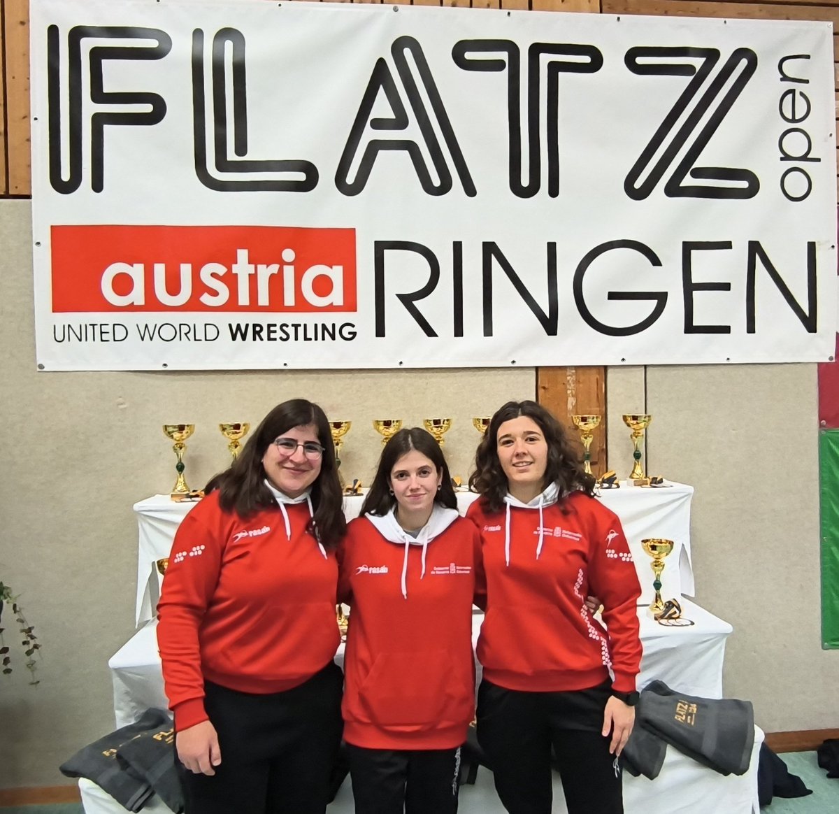Este pasado fin de semana nuestras deportistas Oihane Vallez y Elena Arbea participaron en el Torneo Internacional Flatz Austria Open. Oihane  perdió el primer combate por una lesión, no pudo continuar y quedó en 9° en 50kg , y Elena  quedó en 6° en 55kg. 
.
.
#wrestlingnavarra
