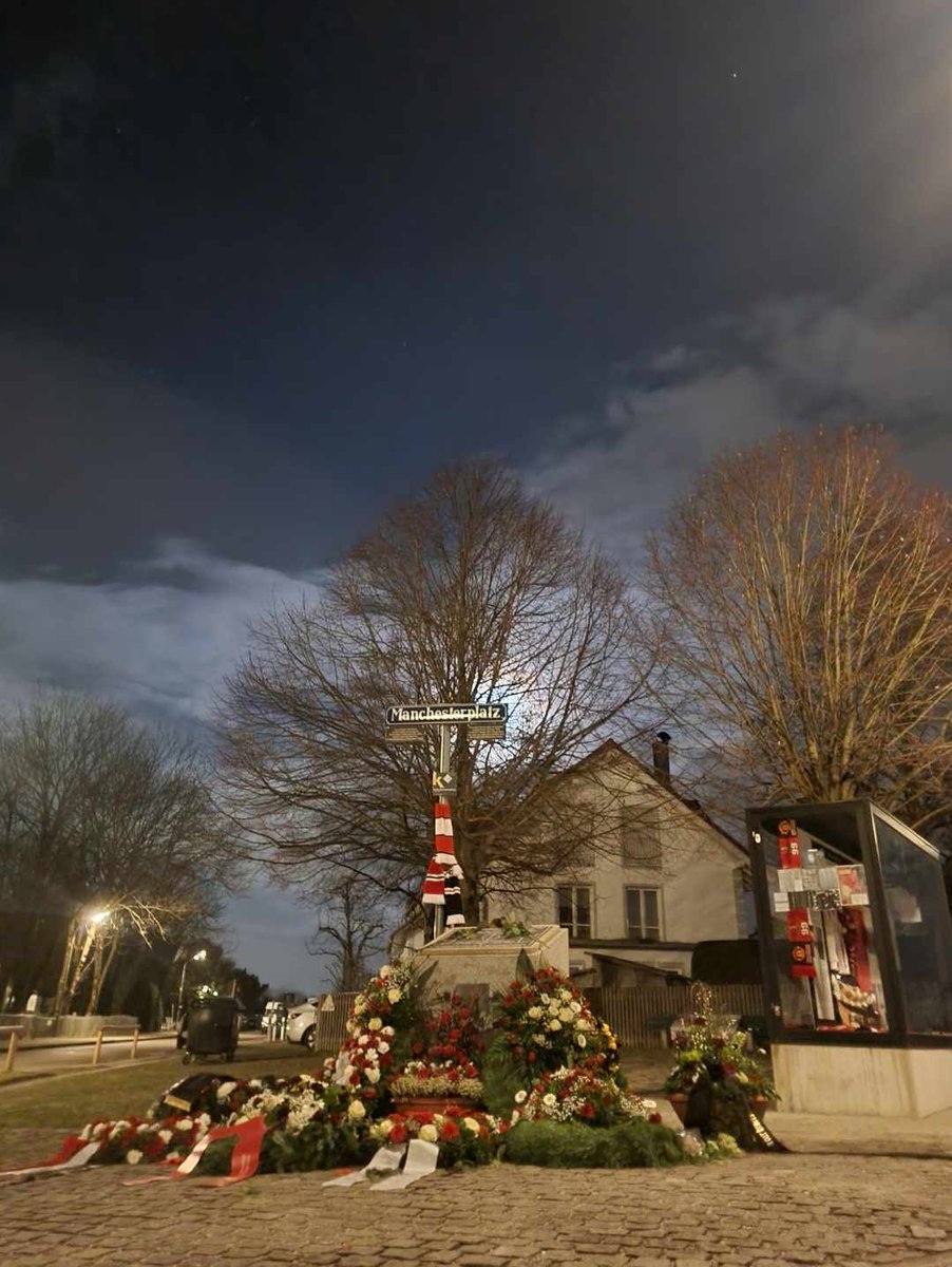 johnludds's tweet image. "When you put on a red shirt."