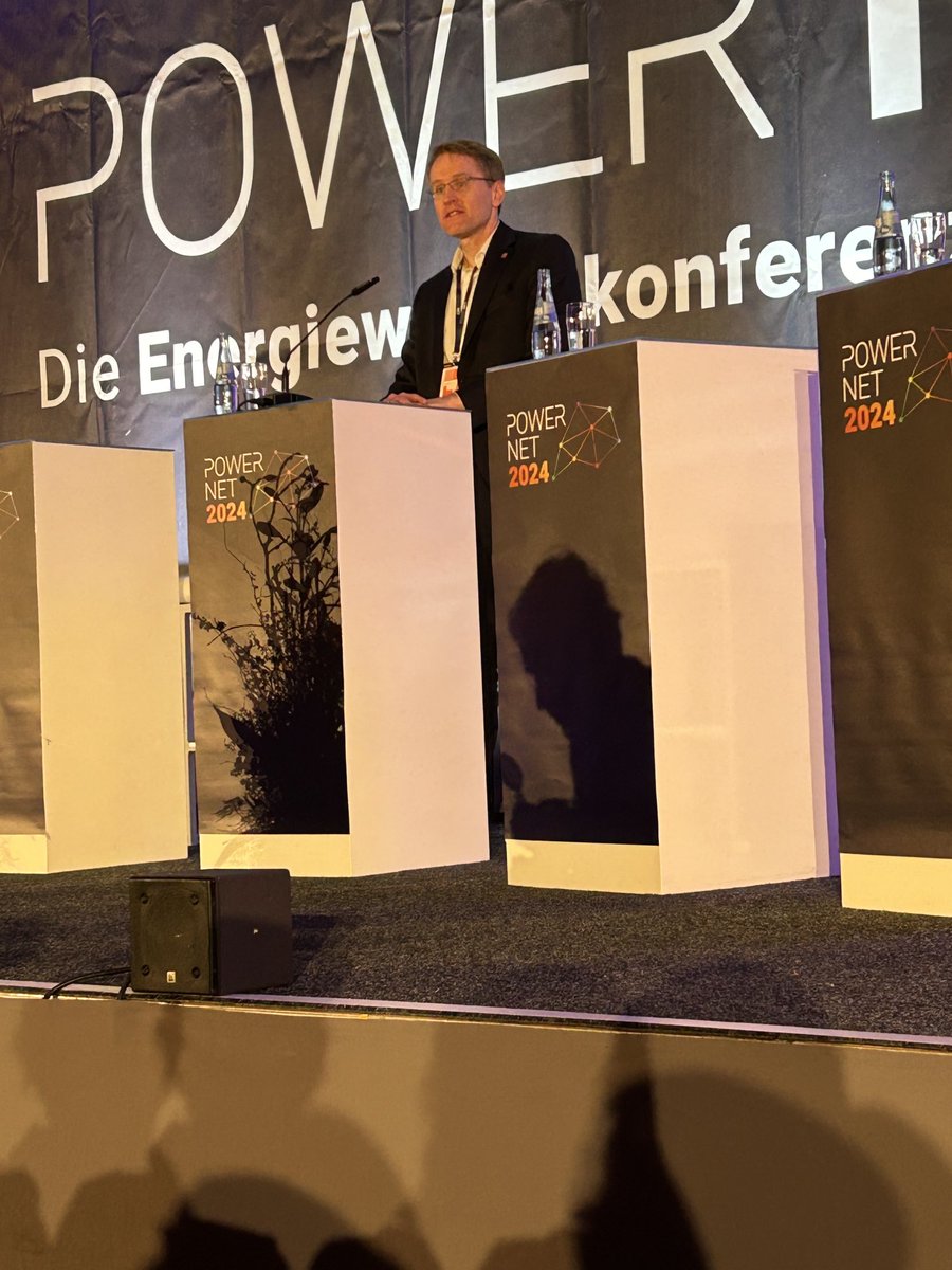 peter_simone's tweet photo. „Wenn man klimaneutral heizen will, dann geht das nicht mehr mit konventionellen Energieträgern. Klimaneutralität braucht Veränderung. Das Gute ist, dass die Energiewende in SH eine Erfolgsgeschichte ist,“ sagt MP Daniel Günther anlässlich der #PowerNet 2024. @bEEmerkenswert https://t.co/rdKhMKKMhf
